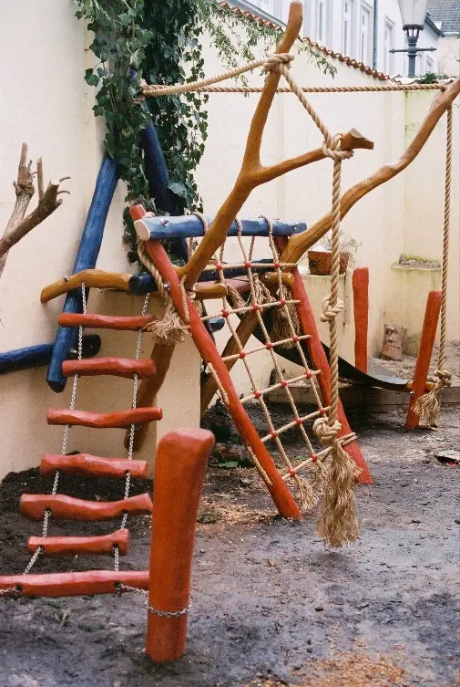 Seil- und Kletterparcours mit Sprossenleiter, Kletternetz, Schaukelseilen und Rutschmatte